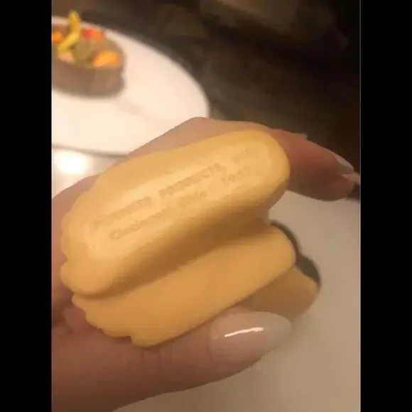 1957 Jayne Mansfield water bottle pin up girl beauty queen 22” in great shape - Picture 5 of 10